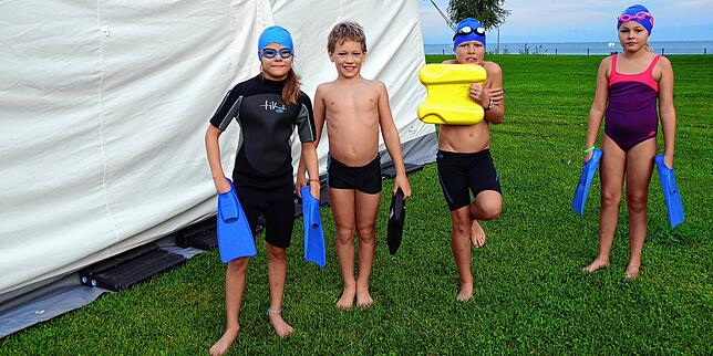 Brrr, ganz schön kalt! Bislang mussten sich Kinder wie Liva, Jakob, Liam und Karla (von links) vor dem Schwimmtraining im Freibad der ...