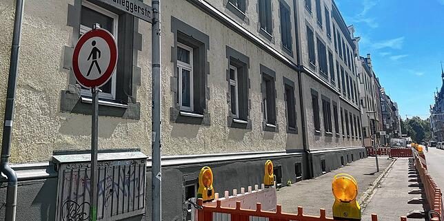 Um den Eingang des Marienhauses herum ist ein Teil des Gehweges gesperrt. Fußgänger müssen daher auf die andere Seite wechseln – ...