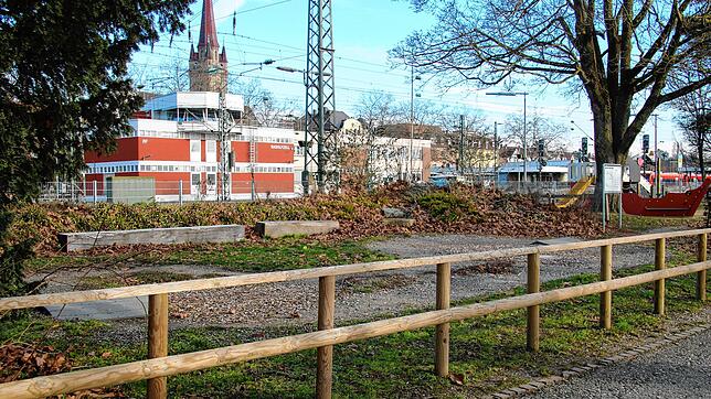 Neben den Gleisen ist aktuell noch ein Parcour für kleine Kinder zu finden &ndash; bald aber soll er einem Eiswagen weichen. Wird Ersatz ...
