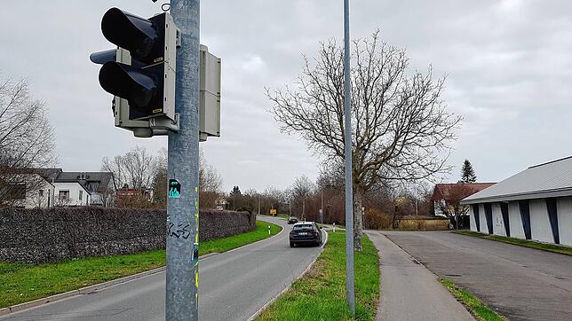 Ab ungefähr hier sollen dann wieder 50 Kilometer pro Stunde möglich sein. Auch wenn das Ortsausgangsschild Lindenbühl etwas später ...
