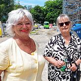 Ursula Thomys und Roswitha Berger (von links) müssen zwar ihre langjährigen Wohnungen verlassen, freuen sich aber auch auf den Umzug.