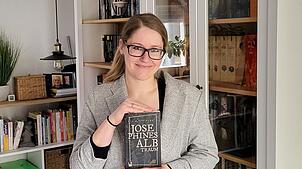 Unter dem Pseudonym A.E. Schikora hat Angelika Seibl aus Volkertshausen ihren ersten Roman veröffentlicht.