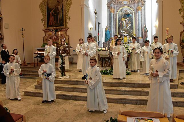 Luttingen: 13 Kinder durften bei einer feierlichen Eucharistiefeier mit Pfarrer Klaus Fietz in der St. Martinskirche in Luttingen ihre ...