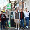 Neue Parkscheinautomaten wie dieser, werden in den nächsten Wochen im ganzen Stadtgebiet aufgestellt. Im Bild von links: Wolfgang ...