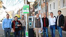 Neue Parkscheinautomaten wie dieser, werden in den nächsten Wochen im ganzen Stadtgebiet aufgestellt. Im Bild von links: Wolfgang ...