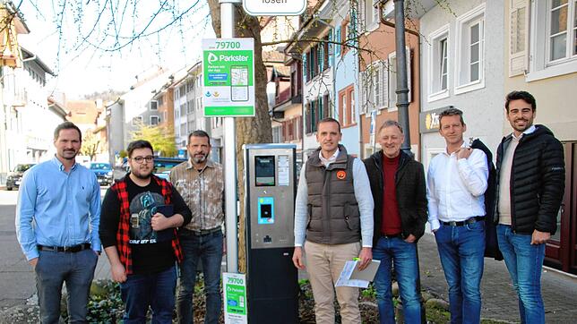 Neue Parkscheinautomaten wie dieser, werden in den nächsten Wochen im ganzen Stadtgebiet aufgestellt. Im Bild von links: Wolfgang ...