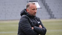 Daniel Höll, Trainer des FC Bräunlingen und seine Mannschaft müssen 6:0-Sieg des DJK Villingen einstecken.
