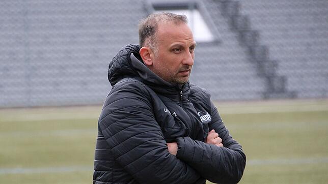 Daniel Höll, Trainer des FC Bräunlingen und seine Mannschaft müssen 6:0-Sieg des DJK Villingen einstecken.