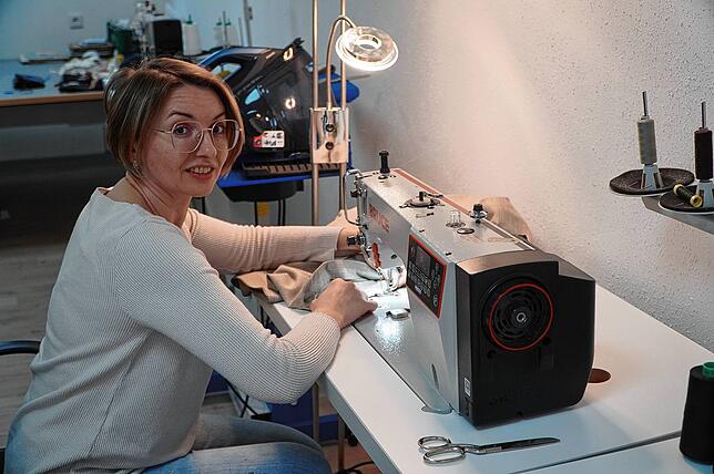 Galina Gerber (46) kommt aus der Ukraine. In ihrer Änderungsschneiderei in der Rielasinger Straße, will sie Dinge schön machen. Bild: ...
