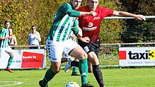 Der SV Bermatingen (links Philipp Steuer) gewann die Fußball-Bezirksligapartie beim FC Bodman-Ludwigshafen (Nico Blessing) mit 1:0. ...