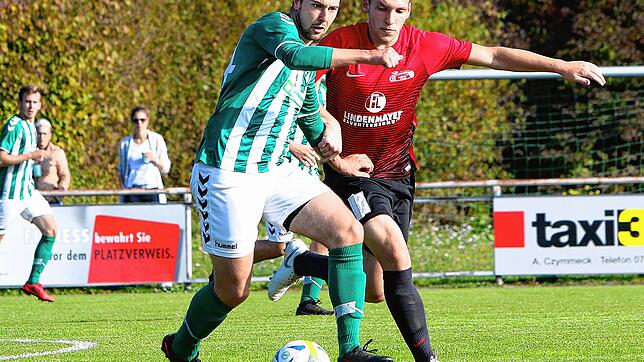 Der SV Bermatingen (links Philipp Steuer) gewann die Fußball-Bezirksligapartie beim FC Bodman-Ludwigshafen (Nico Blessing) mit 1:0. ...