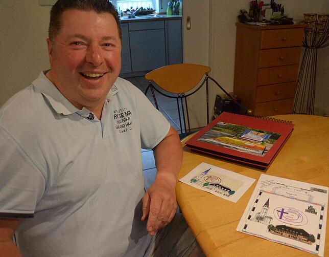 Klaus Klappenberger mit seinem geplanten Entwurf für den Blumenteppich bei der Stadthalle.