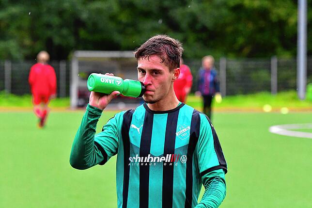 Bedient: Dominik Pfeifer gönnte sich zur Pause einen Schluck, denn die erste Saisonniederlage für den FC Zell war schwer zu verdauen.