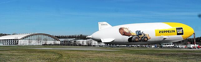 Zeppeline gehören zum Friedrichshafener Stadthimmel. Wetten, dass 200 talentierten Fußballerinnen der Zeppelinstadt es schaffen, die ...
