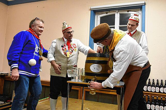 Bild 8: Jubiläumsbier und ein neuer Ehrengerstensafter: Bilder vom 44. Bieranstich in Gottmadingen