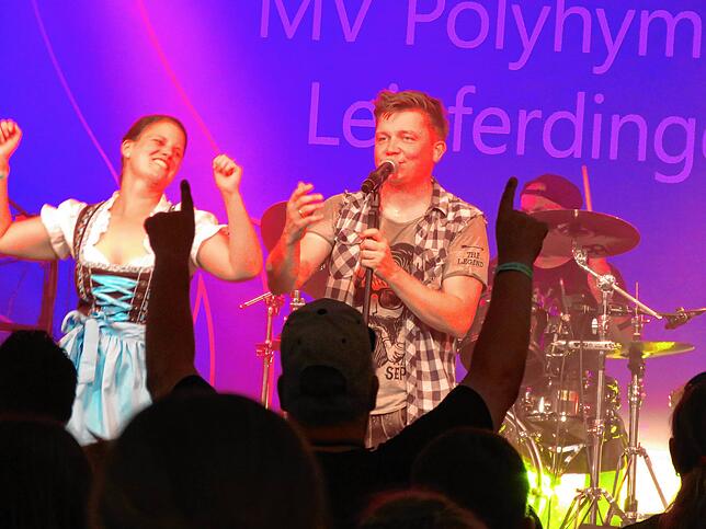 Bild 2: Dorfrocker rocken Festzelt in Leipferdingen