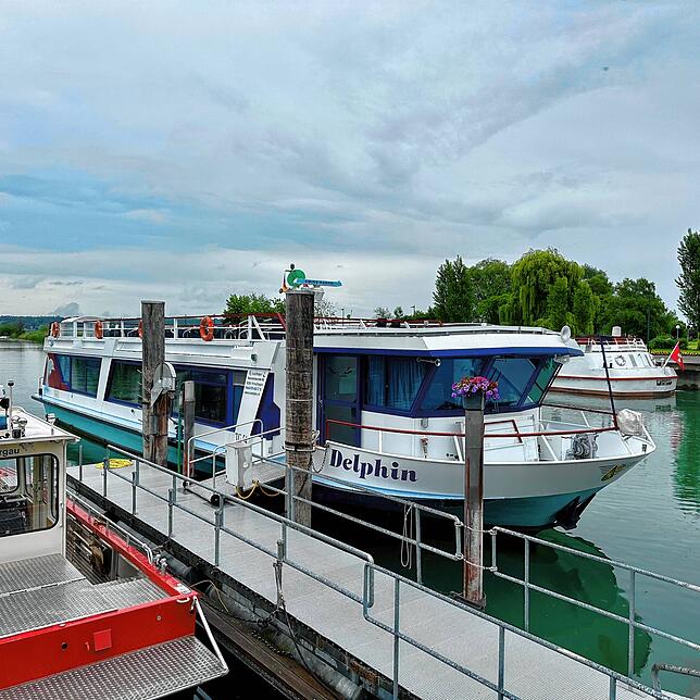 Das Ausflugsschiff hat einen Anlegeplatz im Kreuzlinger Hafen. Einheimische sagen: „Wir würden die ‚Delphin‘ vermissen, wenn sie weg wäre.“