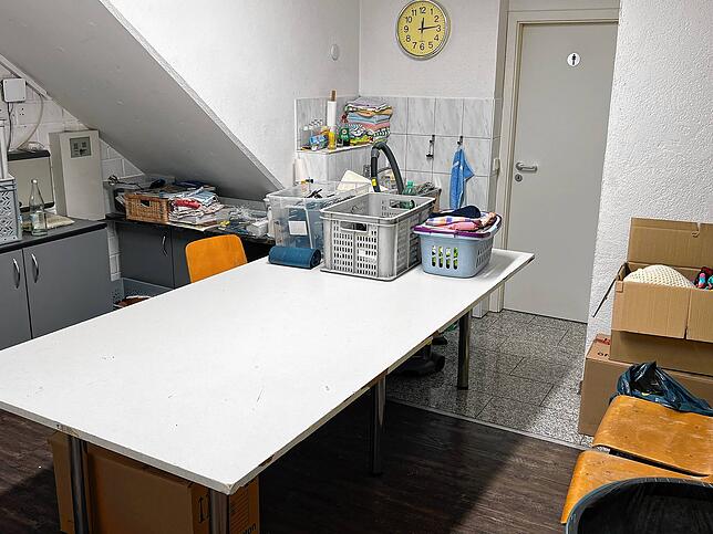 Hier werden die Kleiderspenden sortiert und dann in die Lager gebracht.
