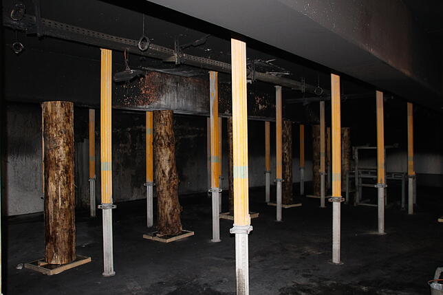 In mehreren Bereichen wurde die Parkhausdecke nach den Bränden zwischenzeitlich abgestützt.
