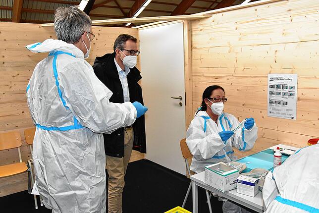 Im Schwenninger Kreisimpfzentrum: Matthias Fellhauer, Direktor der Apotheke im Schwarzwald-Baar Klinikum und Leiter des Labors im ...