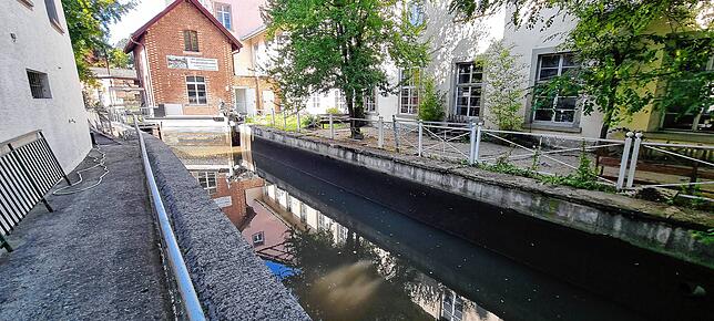 Der Kanal der Seefelder Aach in Mühlhofen führt am Mittwoch deutlich weniger Wasser als sonst. Aus bislang unbekannten Gründen wurde das ...