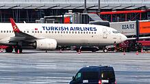Der Hamburger Flughafen am Wochenende: Auf dem Vorfeld des gesperrten Hamburger Flughafens steht eine Maschine der Turkish Airlines. ...