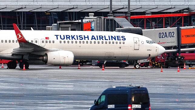 Der Hamburger Flughafen am Wochenende: Auf dem Vorfeld des gesperrten Hamburger Flughafens steht eine Maschine der Turkish Airlines. ...