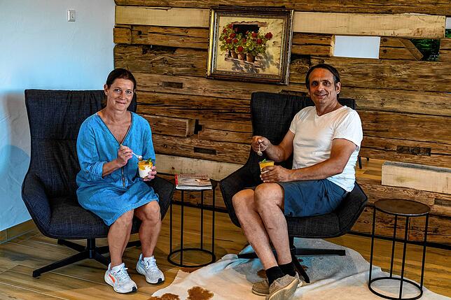 Stefanie Schmid und Jochen Hauser haben in der neuen Lounge Platz genommen.