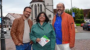 Werden auch in der neuen Pfarrei vor Ort bleiben (von links): Pastoralreferent Daniel Heller, Gemeindereferentin Stefania Menga und ...