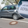 Samstagvormittag, irgendwo in Litzelstetten. Auf der Fahrertür klebt ein Zettel, hinter dem Scheibenwischer hängt eine weitere Nachricht ...