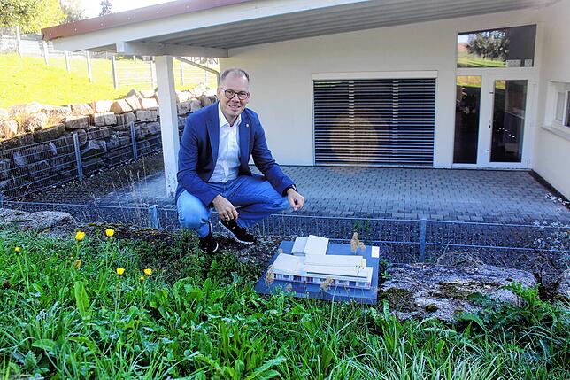 Bürgermeister Thorsten Scigliano mit einem Modell des Kindergarten-Neubaus.