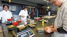 Rondik und Ronak Ameen (von links) sowie Vasilije Janjatovic verpacken selbst gebackene Plätzchen, die am Samstag für einen guten Zweck ...