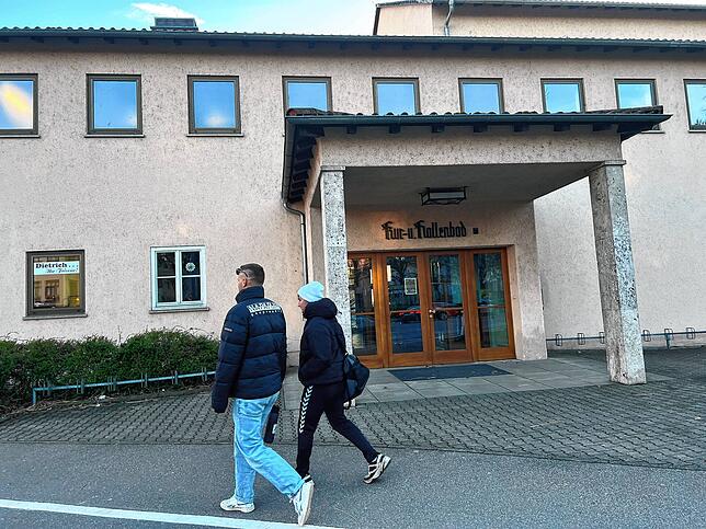 (Archivbild) Hier im Hallenbad am Seerhein geriet der Siebenjährige am Montag, 18. September 2023, unter Wasser. Wenige Tage später ...