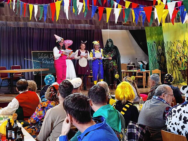 Bild 10: Fasnacht 2025: Narren übernehmen Daisendorfer Rathaus - die schönsten Bilder!