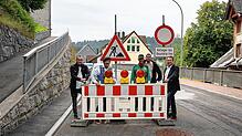 Nach der Bauabnahme des mittleren Sanierungsabschnitts der Allmendstraße können die Sperrschilder abgebaut werden: Bauleiter Timo Hieske ...