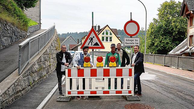 Nach der Bauabnahme des mittleren Sanierungsabschnitts der Allmendstraße können die Sperrschilder abgebaut werden: Bauleiter Timo Hieske ...