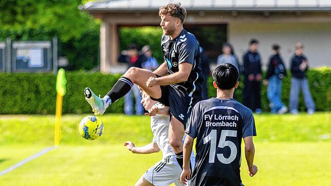Oben auf: Der Murger Alija Kapidzija (Mitte auf dem Archivfoto) traf beim 5:1-Sieg des FV Lörrach-Brombach gegen den Absteiger FC ...