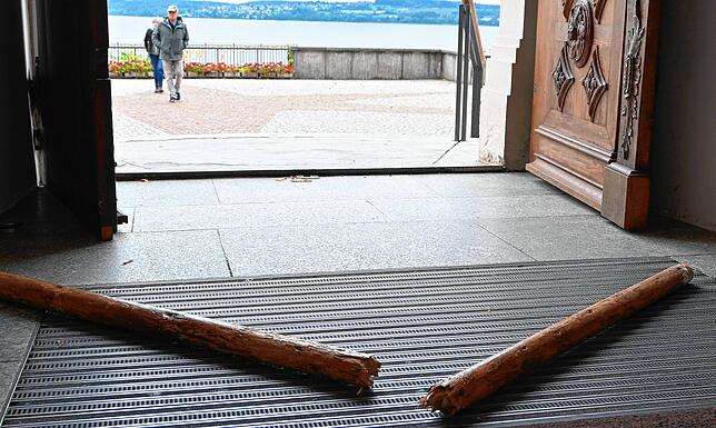 Die Türflügel offen und der Balkenriegel durchbrochen. Nicht ganz so weit offen, aber so ähnlich fand Mesner Michael Jehle das ...