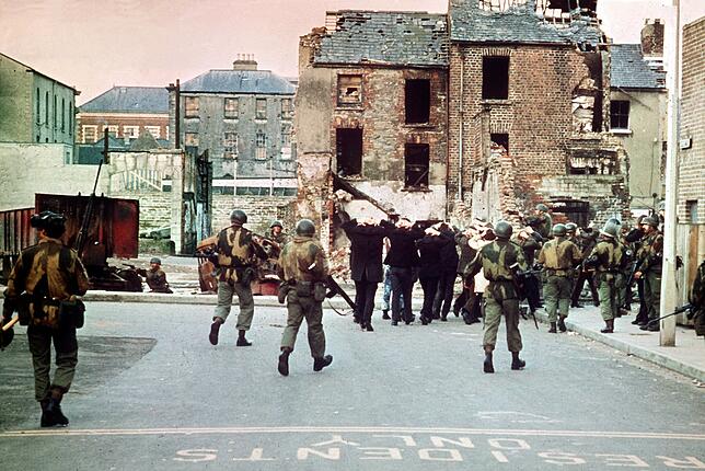 Britische Soldaten umzingeln während der blutigen Auseinandersetzungen eine Gruppe von Demonstranten in Londonderry (Archivfoto vom ...