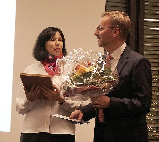 Urkunde, Blumen und Gutschein: Oberbürgermeister Philipp Frank zeichnet Preisträgerin Margret Teufel aus.