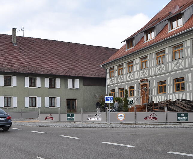 Der &bdquo;Adler&ldquo; liegt mitten im Ortszentrum von Ittendorf.