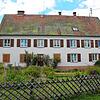 Das alte Pfarrhaus in Hubertshofen steht zum Verkauf. Es beherrbergt drei Wohnungen. Für das Areal gibt es jetzt Pläne. Bild: Lutz ...