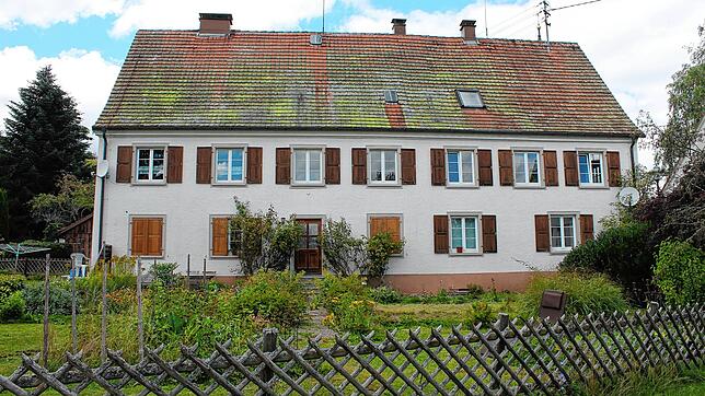 Das alte Pfarrhaus in Hubertshofen steht zum Verkauf. Es beherrbergt drei Wohnungen. Für das Areal gibt es jetzt Pläne. Bild: Lutz ...
