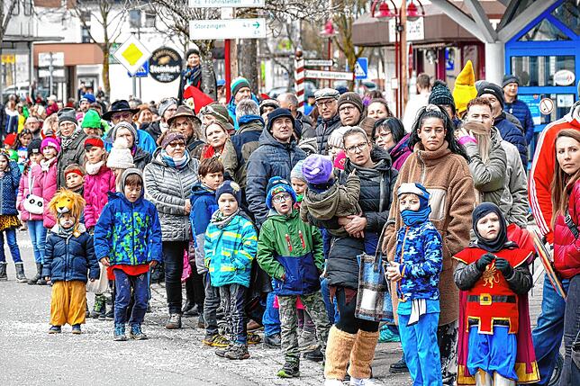 Zahlreiche Mäschgerle aus der gesamten Umgebung säumen die Straßen beim Umzug durch die Bockstadt.