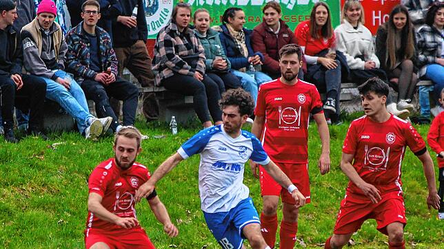 Erlösung: Robin Nohl (Mitte) setzt sich hier gegen Nils Wottke (links) und Tobias Maier durch. In der Nachspielzeit sicherte er mit ...