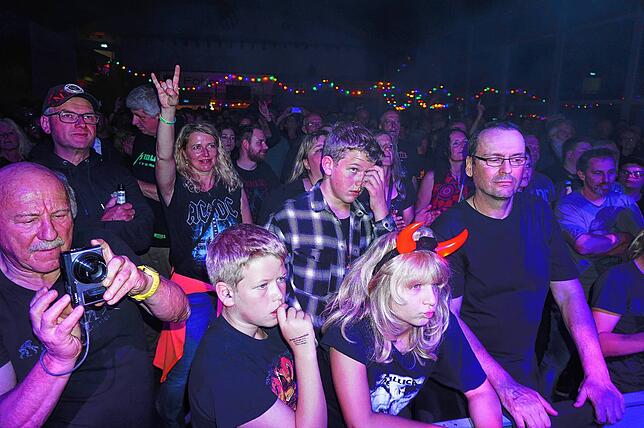 Bild 3: Barock serviert musikalisches Feuerwerk: Bilder der AC/DC Tribute Show in Unadingen