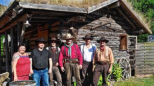 Lockere Stimmung herrscht bei der Siegerehrung (von links): Die Saloonkatze Tina Laue, die Tagessieger, Wolfgang Schmid, Wolfgang ...