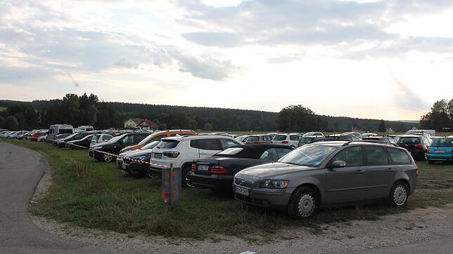 Dieser Parkplatz auf der Nordseite des Kirnbersees ist nur ein Provisorium. Für Großveranstaltungen stellt die Stadt ein ...