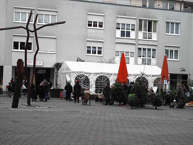 Ein Zelt auf dem Heinrich-Weber-Platz erweitert den Tafel-Laden um 60 Quadratmeter. Die Wartenden können draußen auf Stühlen Platz nehmen.