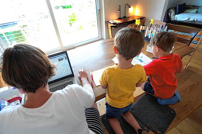 Kinder bändigen, Zahlen analysieren und mit dem Kollegen telefonieren – im Homeoffice mit kleinen Kinder sind viele Fertigkeiten ...